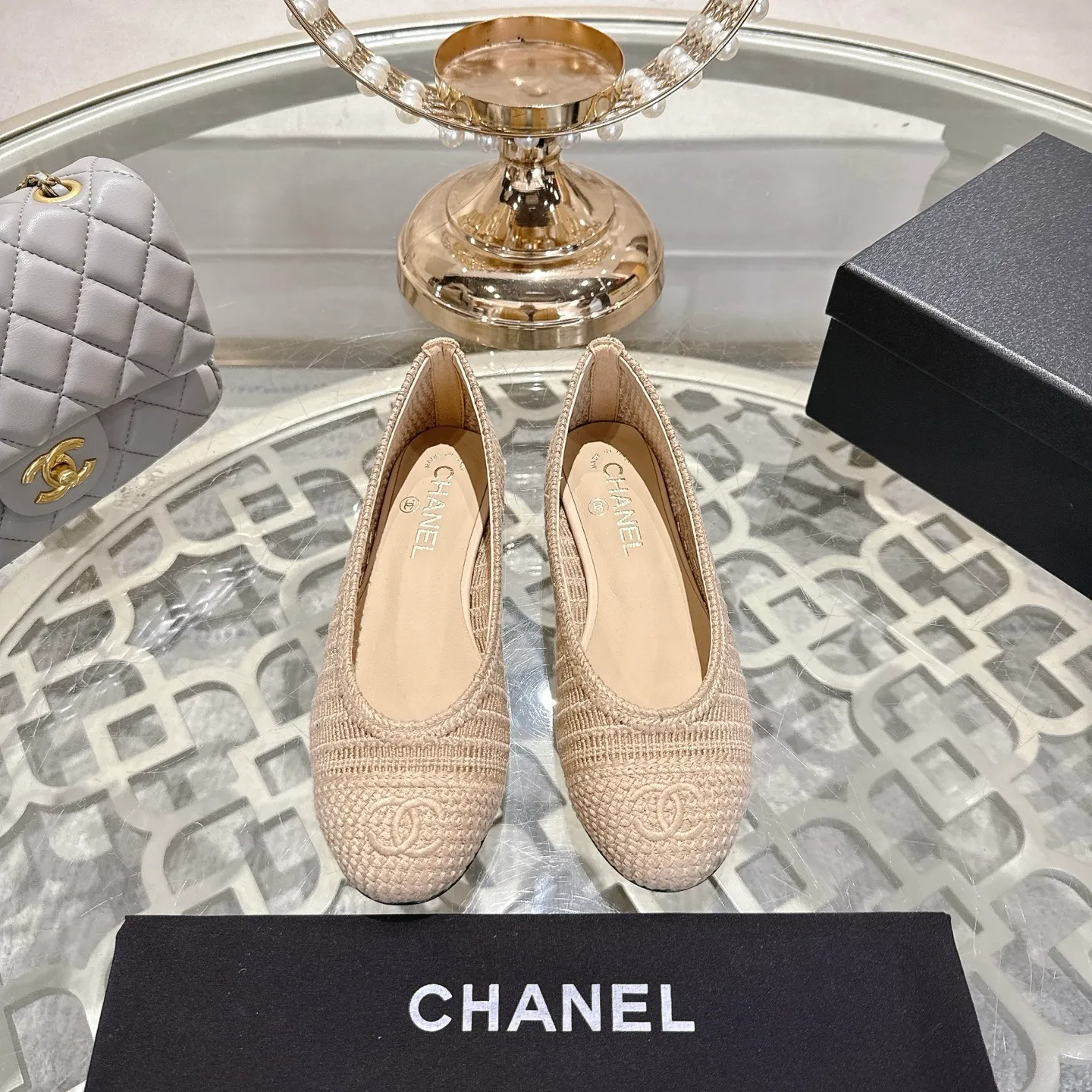 💕💕Factory direct selling price p540💕💕 Chanel 25SS finally releases woven ballet shoes‼ ️ Shoes worthy of their own article, I have to say that they are finally waiting for you! So elegant and chill. Wear it in the summer to enjoy the breeze and walk on the street. Round square toe design. Cute and cute~ The appearance is super online. When you wear it, you will feel like a wealthy daughter. I thought it was good-looking. Only when I put it on my feet do I know how easy it is to wear~ Upper: Exclusive custom-made mesh (comfortable and breathable) Foot pad: Sheepskin Outsole: Genuine leather sole imported from Italy Size: 35-39 (customized at 40.41.42)